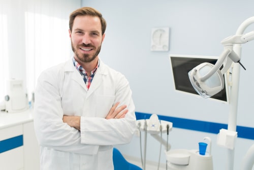 Un dentista general explica la importancia de la higiene bucal diaria