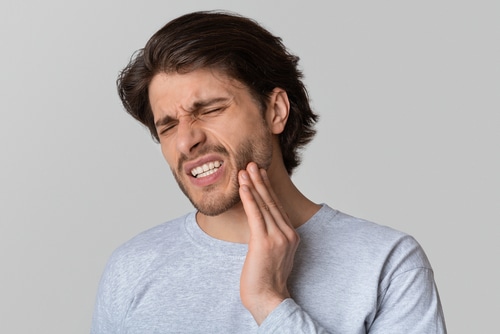 Un odontólogo general puede tratar las caries entre los dientes