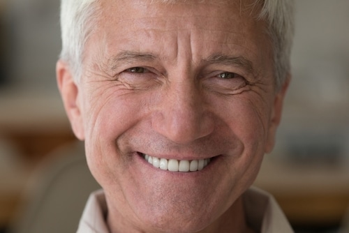 ¿Existen restricciones de edad para los implantes dentales? | Sonrisas Felices