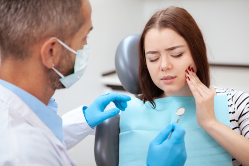 Encuentre un dentista que le ayude con un dolor de muelas | Happy Smiles Dentist