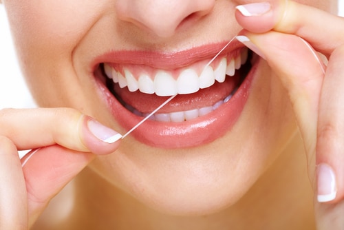 Odontología general: Qué hacer y qué no hacer con el hilo dental | Sonrisas Felices