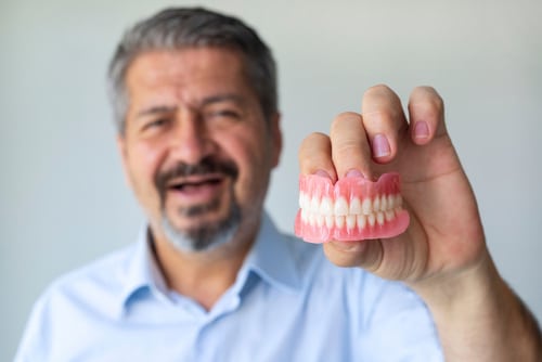 Adaptarse a una nueva dentadura postiza | Happy Smiles Family Dentistry