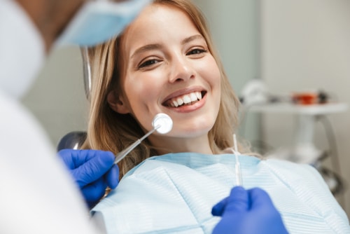 Tratamientos de odontología general para adultos ocupados | Sonrisas felices
