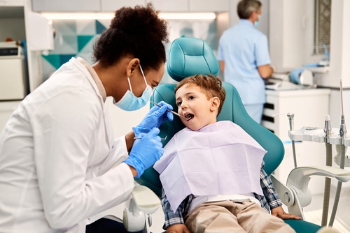 Cuándo llevar a su hijo al dentista general | Sonrisas Felices