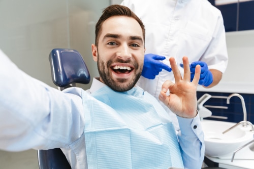 El procedimiento de implante dental Happy Smiles Family Dentistry